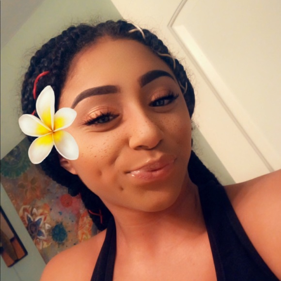 Meet the Posher Other - Meet your Posher, Mia